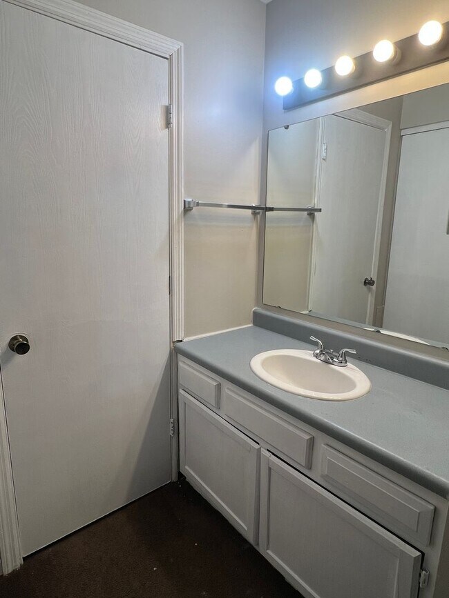 Building Photo - 3 Bed newly remodeled, single-family home located in the vibrant city of Indianapolis!