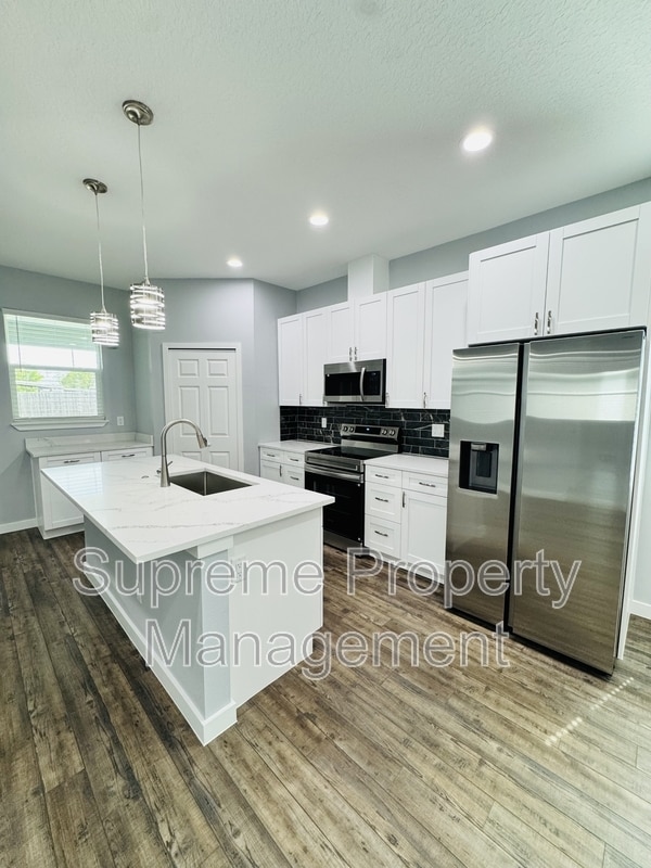 Building Photo - 6073 Vermont Ave