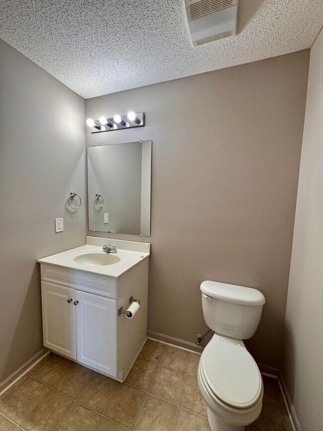 Building Photo - Townhouse for Rent in Liberty Square