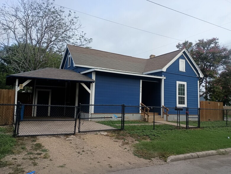 Building Photo - Room in House on N Polaris St