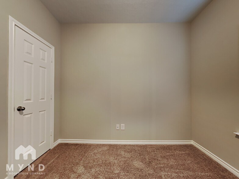 Building Photo - 850 Palmdate