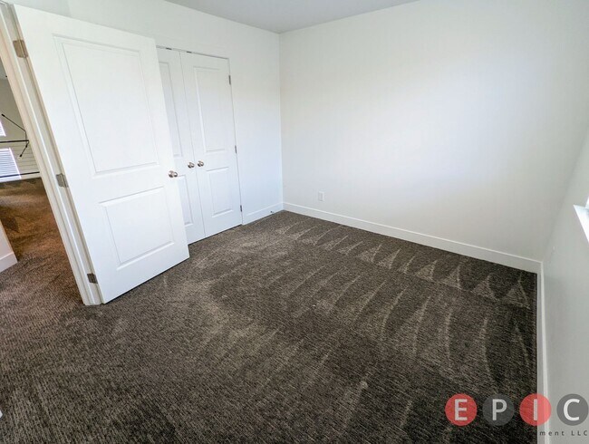 Building Photo - 566 Lewski Ln