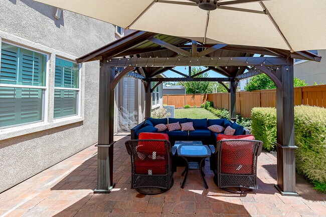 Building Photo - 582 Pasture Ave