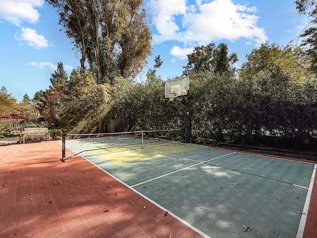 Building Photo - 1526 Hillview Dr