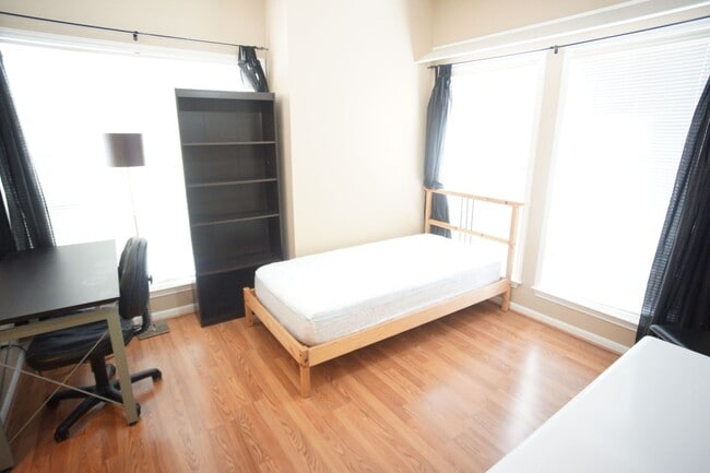 Building Photo - Quiet 2/2 Furnished Condo in West Campus