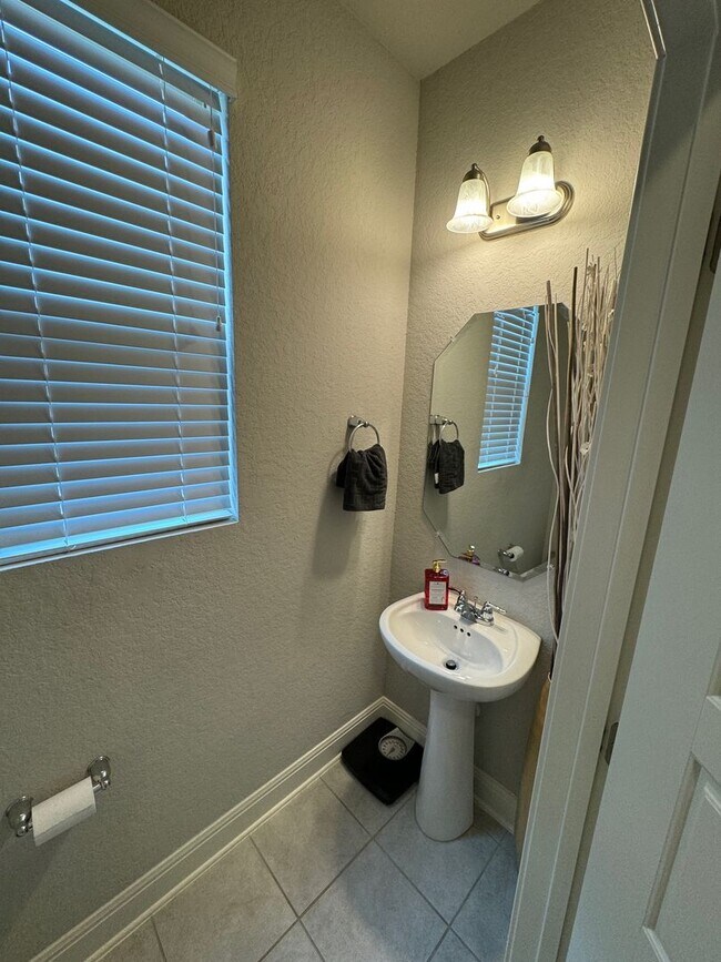 Building Photo - Modern 3-Bedroom Home Near Alamo Ranch with Covered Patio & Privacy Fence