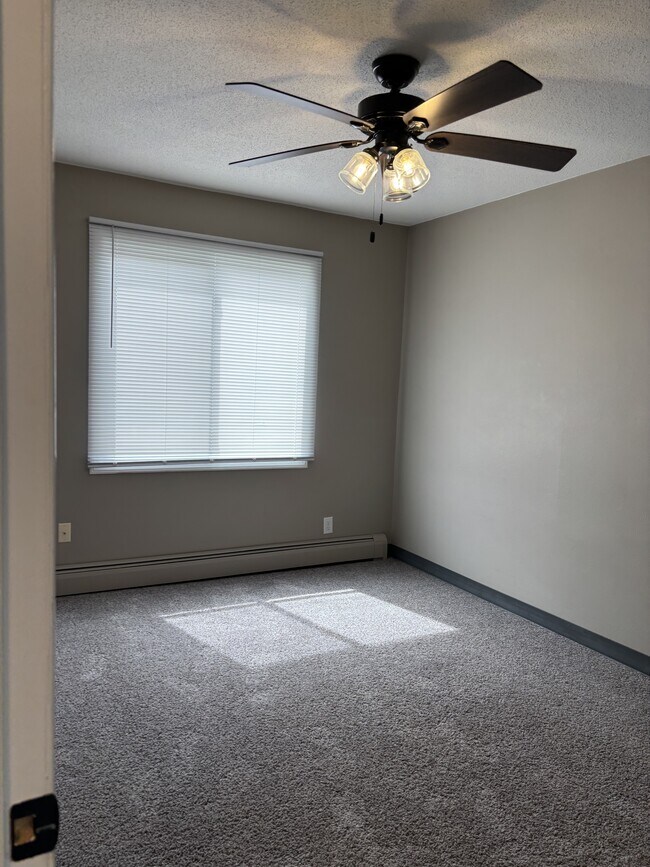 Building Photo - 1705 Edgewood Dr NW