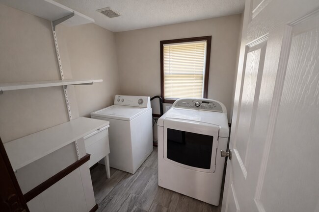 Building Photo - Super Cute Home