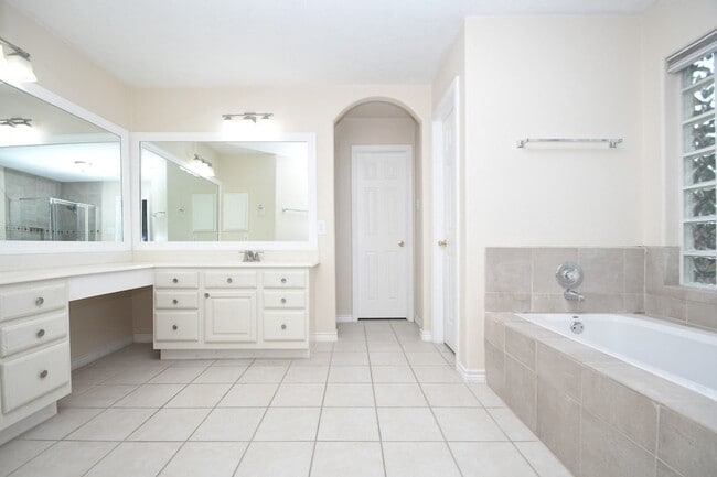 Building Photo - 10430 Sanibel Falls Ct