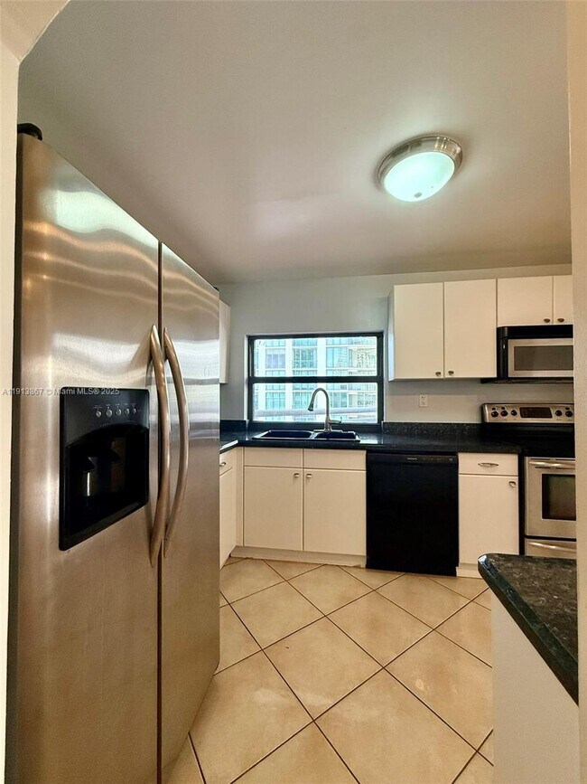 Building Photo - 555 NE 30th St