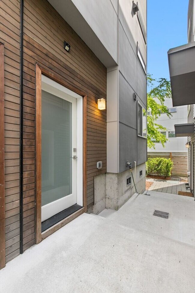 Building Photo - Trendy West Seattle Townhome w/Air Conditi...