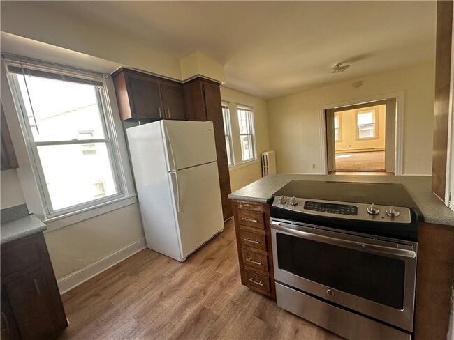 Building Photo - 6 Russell Ave