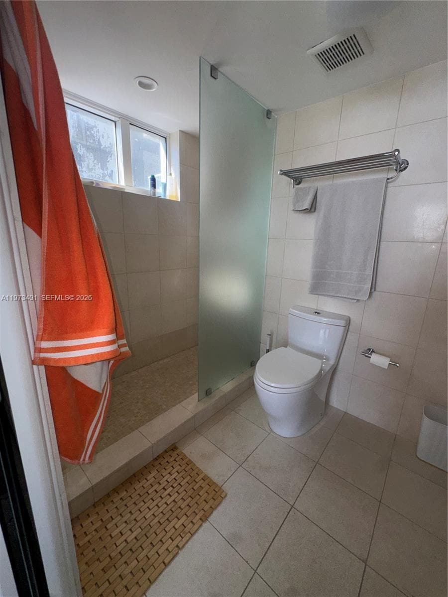 Building Photo - 2457 Collins Ave