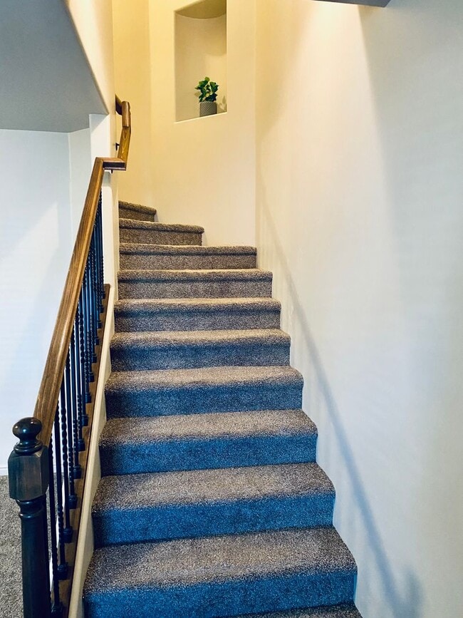 Building Photo - Beautiful Fossil Hills 3 bedroom, 2.5 bath...
