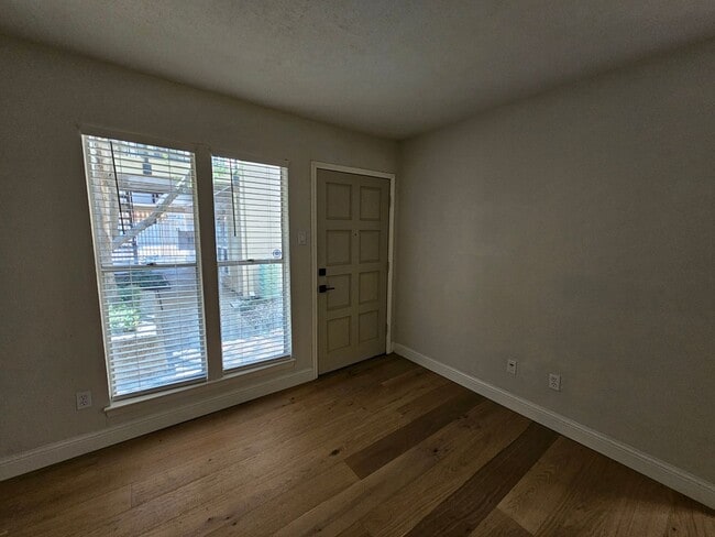 Building Photo - Ready for immediate move in!