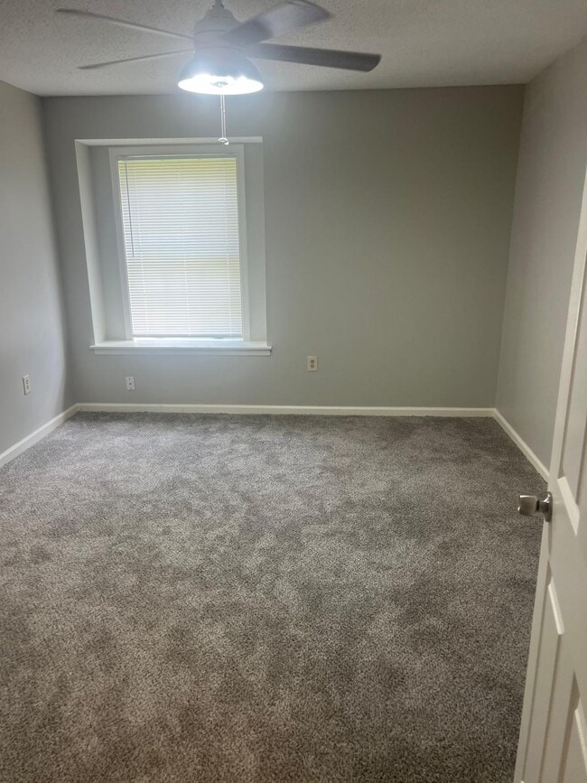 Building Photo - 4894 Northdale Dr