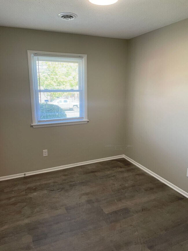 Building Photo - 1008 Claremont Ave NE