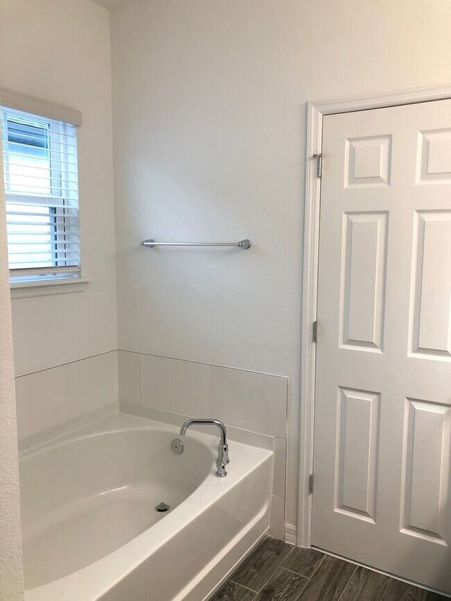 Building Photo - Beautiful 3/2.5 Newly Appointed Home with ...