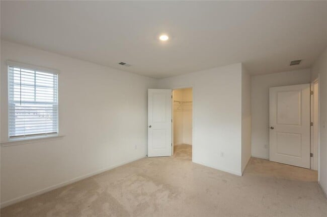 Building Photo - 895 Gelderland Dr