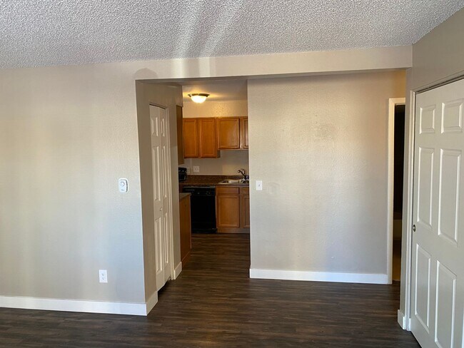 Building Photo - Remodeled 2 Bed 1 Bath Unit Near Children’s Hospital!