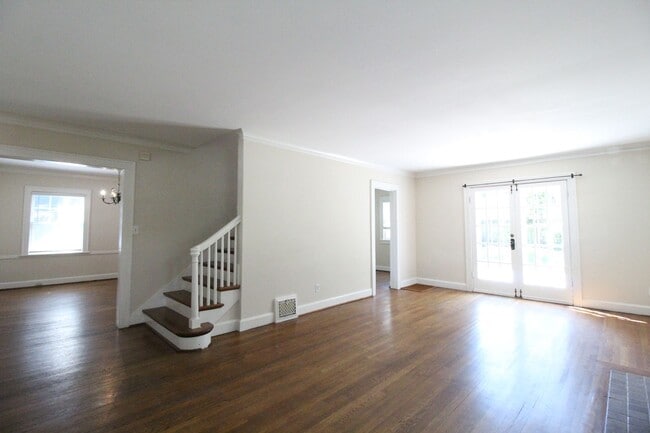 Building Photo - October FREE On This 3 Bedroom 1.5 Bath Ho...