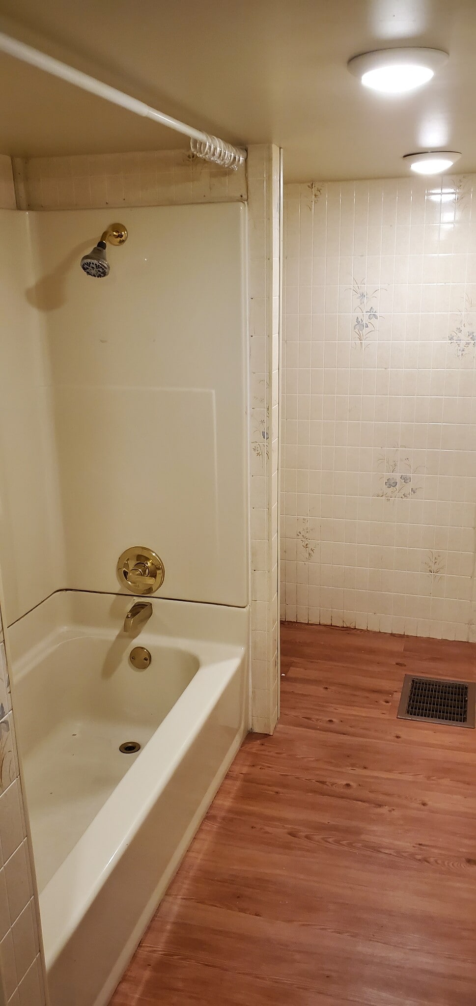 Bath - 410 Morton Ave