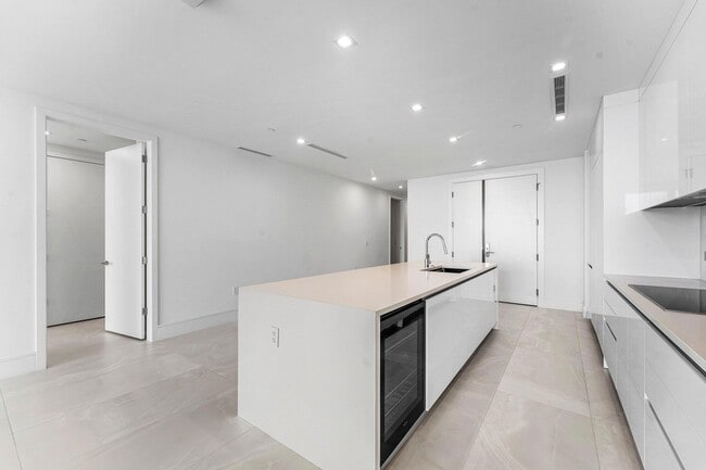 Building Photo - 220 Lake Shore Dr