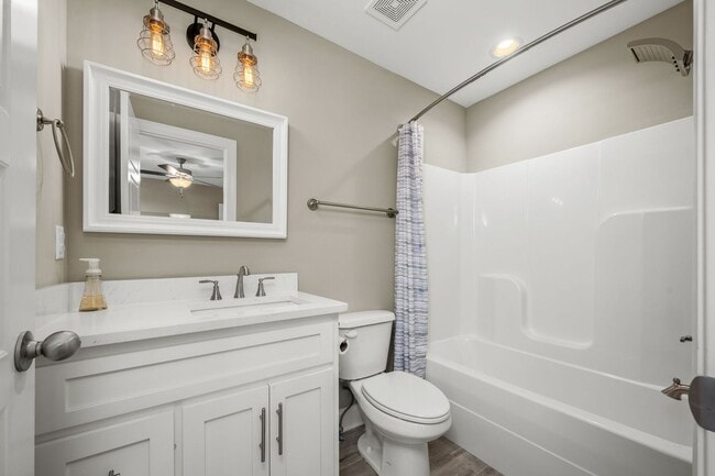 Building Photo - 555 Gresham Ln