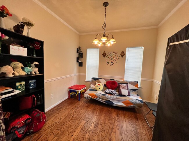 Building Photo - 3 bedroom home in sought after Whitaker Pl...