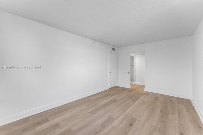 Building Photo - 10825 SW 112th Ave