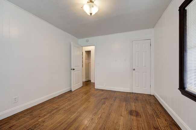 Building Photo - Cozy 2BD/1BTH Home Move In Ready Minutes f...