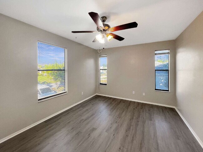 Building Photo - Cozy Inside, Spacious Outside: Fort Myers 2 Bed / 1 Bath + Giant Lawn + W/D Hookups — Pets Accepted