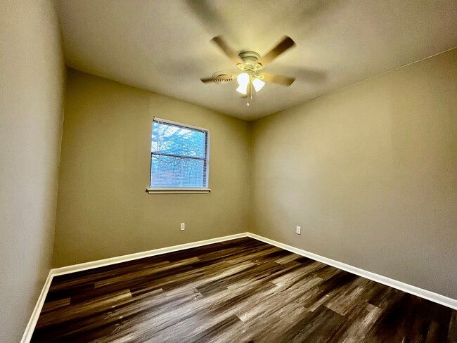 Building Photo - Beautiful 3 Bedroom 2 Bath Home