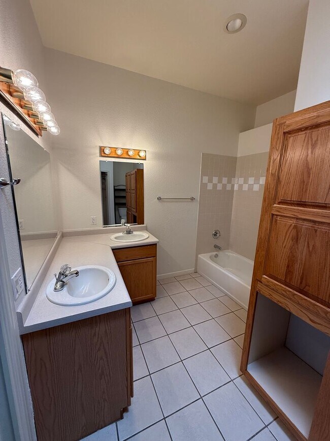 Building Photo - Beautiful 2 Bedroom/2 Bath W/ Office