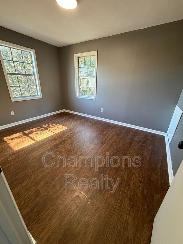 Building Photo - 11 Clausen Dr