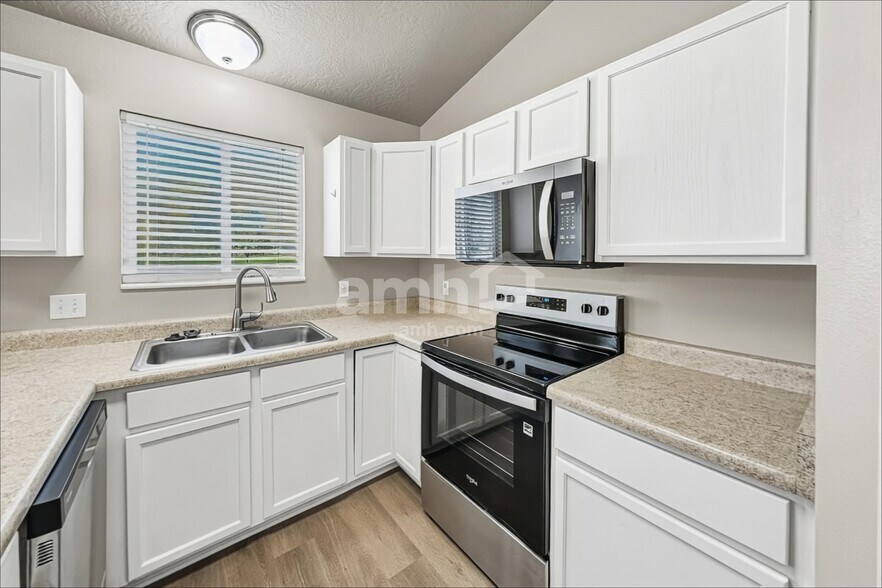 Building Photo - 272 S 590 W