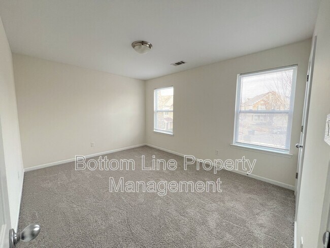 Building Photo - 702 Perth Dr