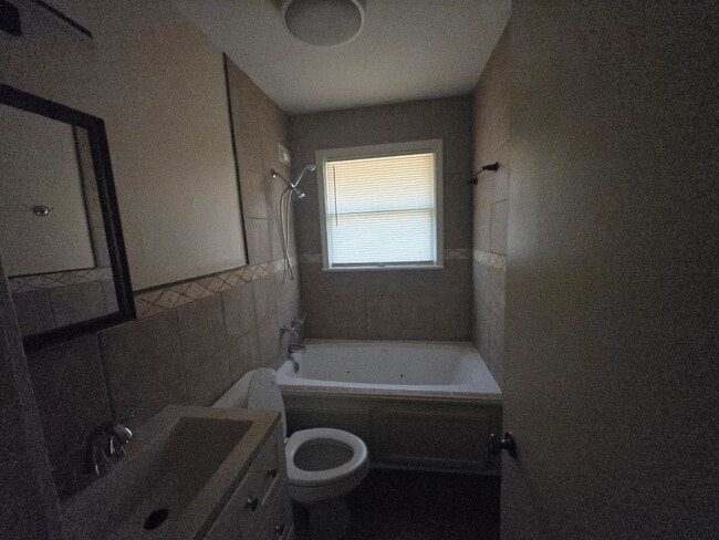 Building Photo - 3985 Roxbury Rd