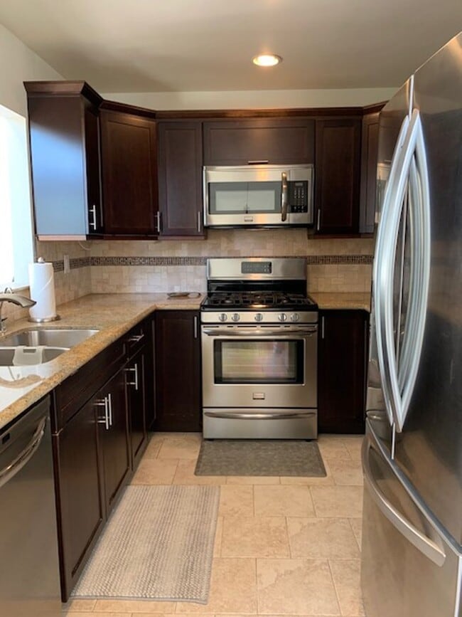 Building Photo - 407 Shoreview Dr