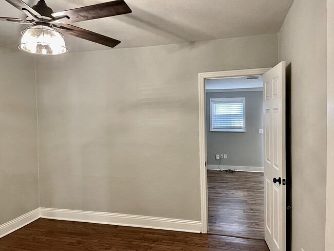 Building Photo - 520 Valmar St