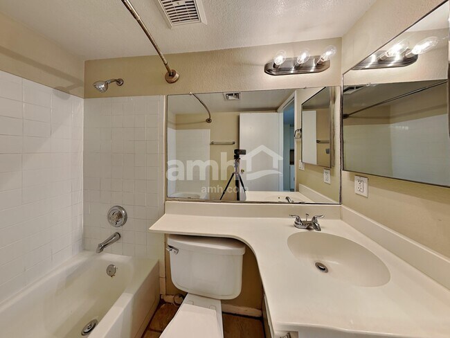 Building Photo - 9509 W Echo Ln