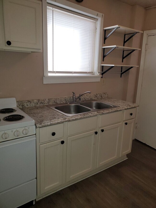 Building Photo - Charming 1-Bedroom Apartment in the Heart ...