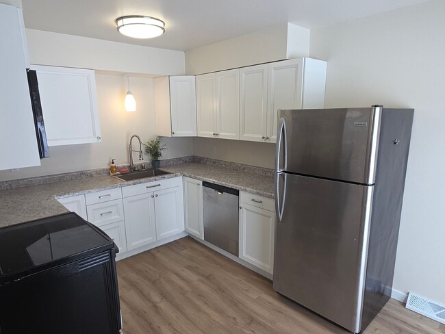 Building Photo - Updated 2 bedroom Hartford ranch