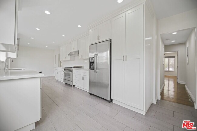 Building Photo - 1146 S Stanley Ave