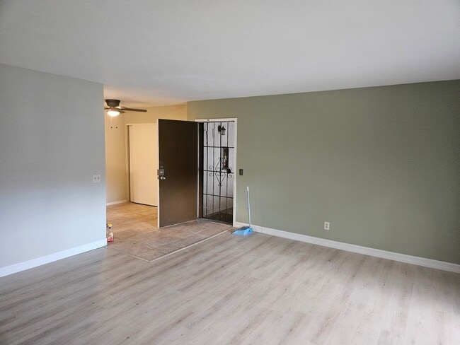 Building Photo - Beautiful 3 Bedroom 2 Bathroom Unit