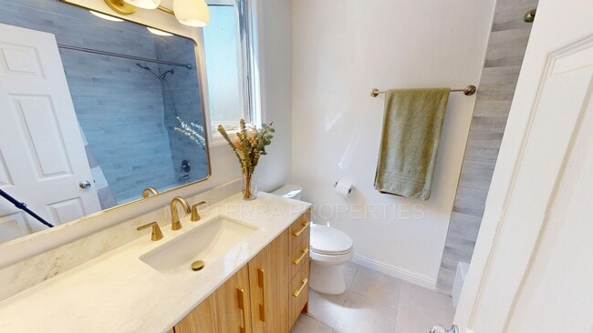 Building Photo - Beautiful Townhome, with AC, in Costa Mesa