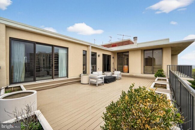 Building Photo - 1300 Army Navy Dr