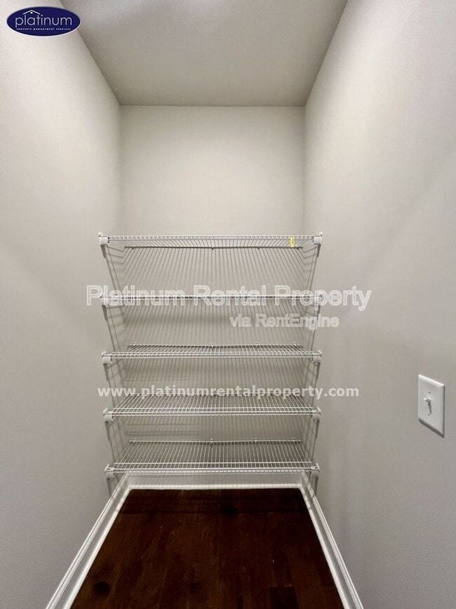Building Photo - 2360 Manor Pointe Dr