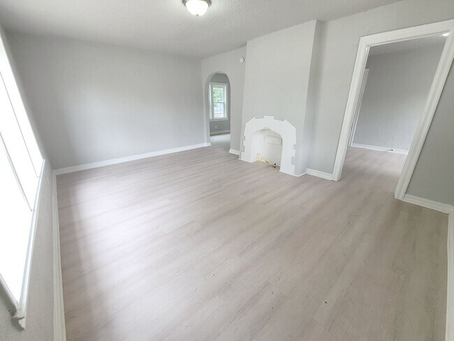 Building Photo - 2 Bed/1 Bath in historic duplex close to T...