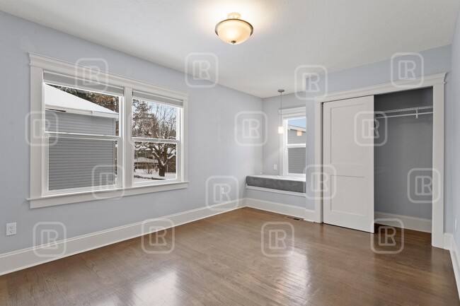 Building Photo - 414 W 29th Ave